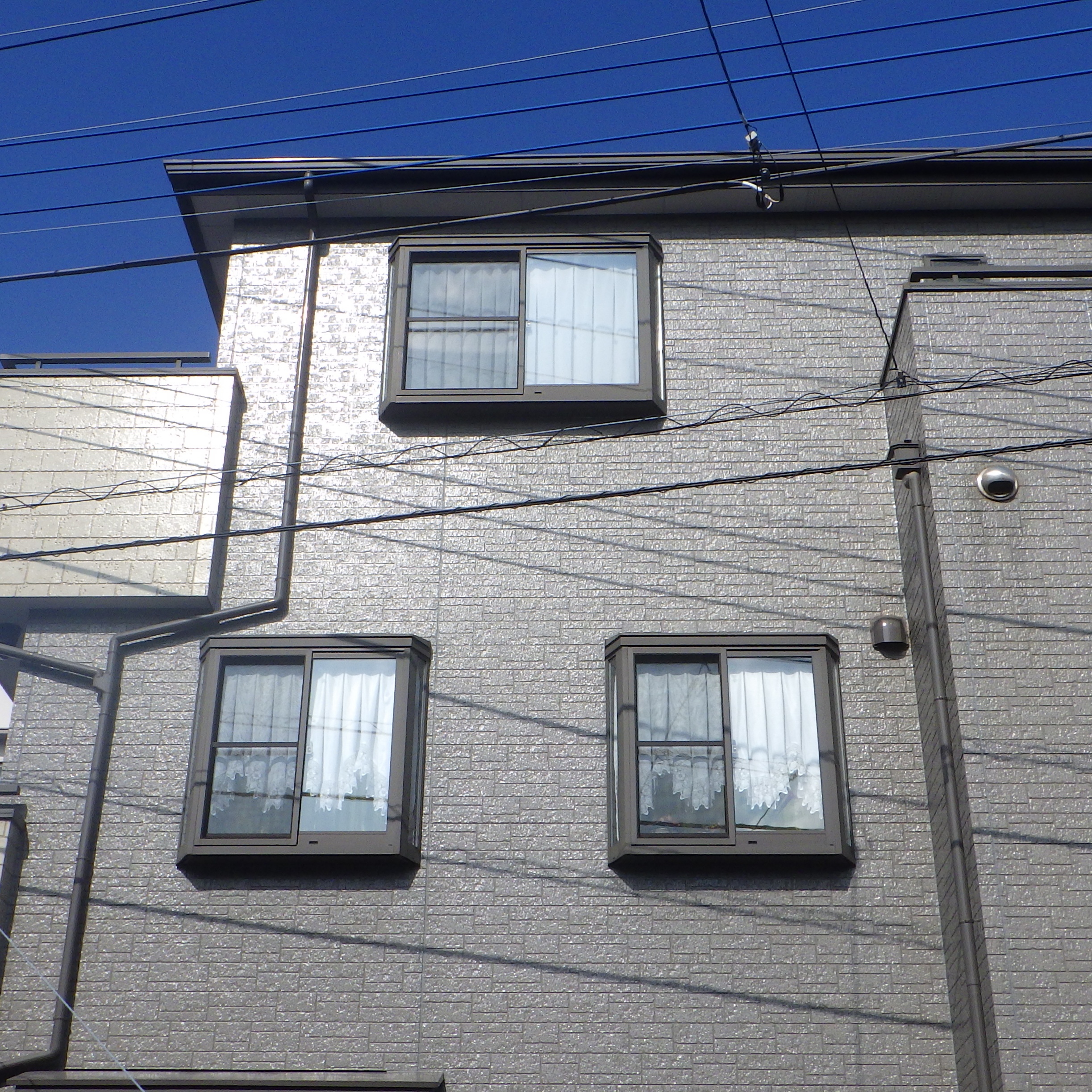 2階3階の9か所の窓に後付けシャッター！出窓にも取付けできる